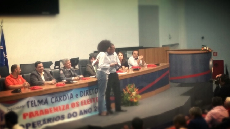 Trabalhadora do Sindbeneficente Guarulhos recebendo a sua Premiação das mãos do Vereador Heleno Metalurgico na Câmara municipal de Guarulhos